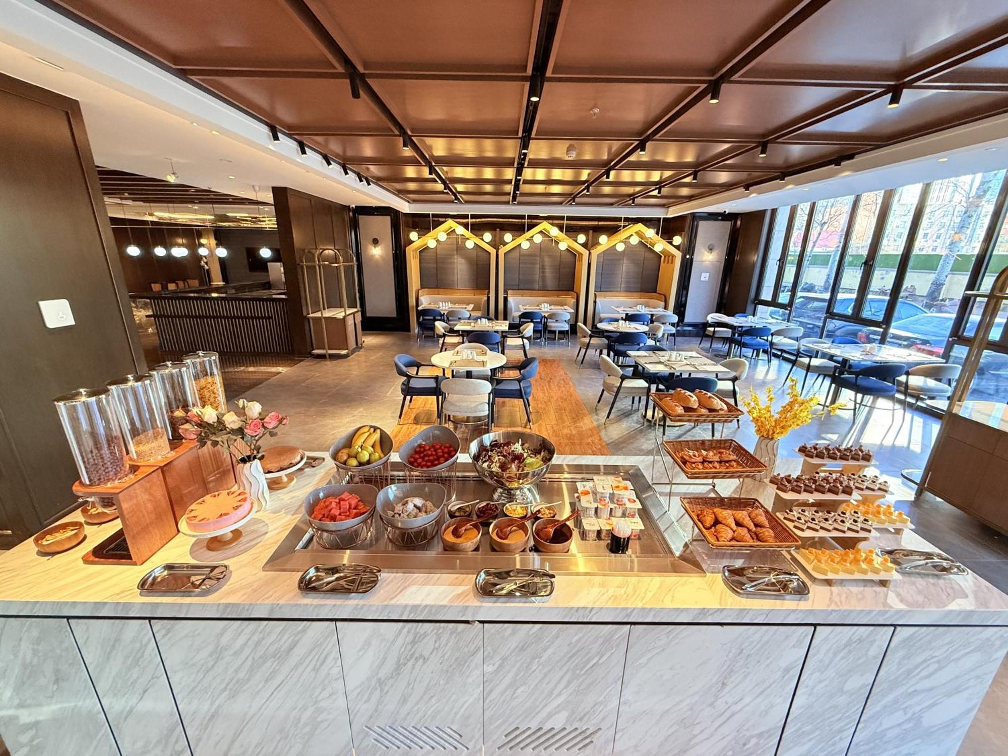 Hilton Garden Inn Beijing Guomao Exterior photo