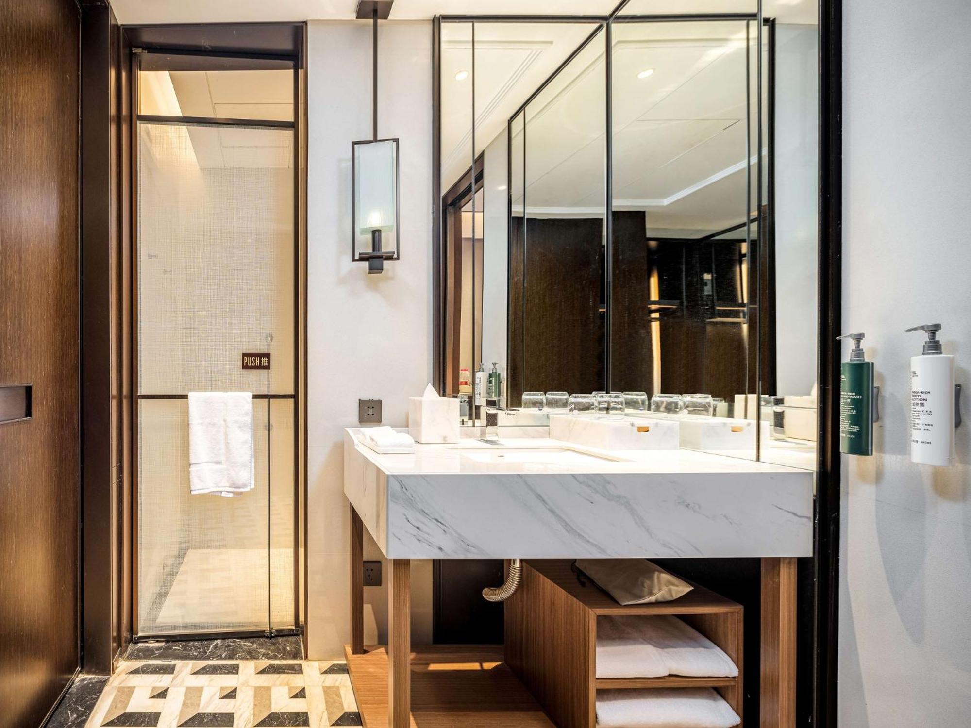 Hilton Garden Inn Beijing Guomao Exterior photo