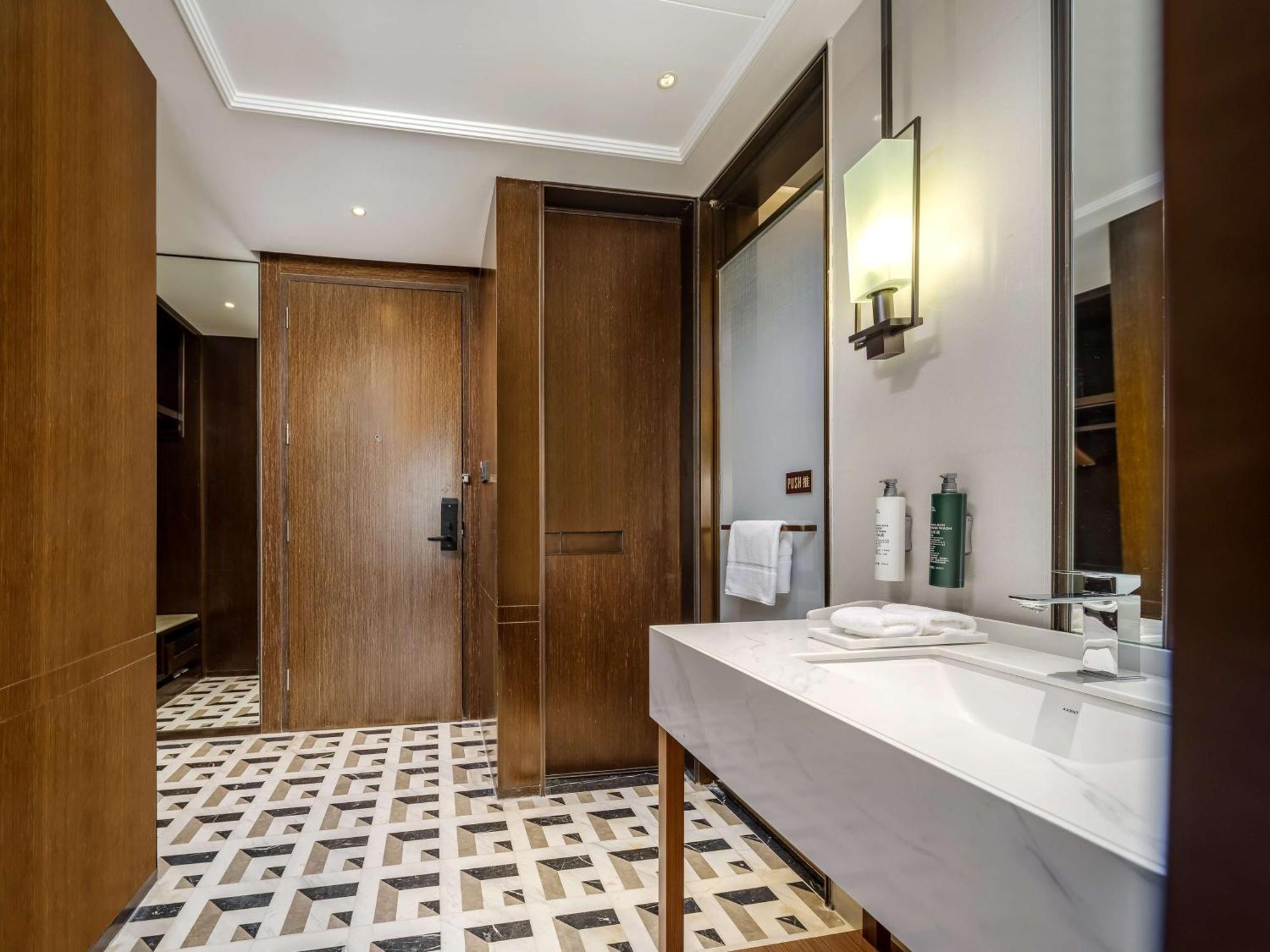 Hilton Garden Inn Beijing Guomao Exterior photo